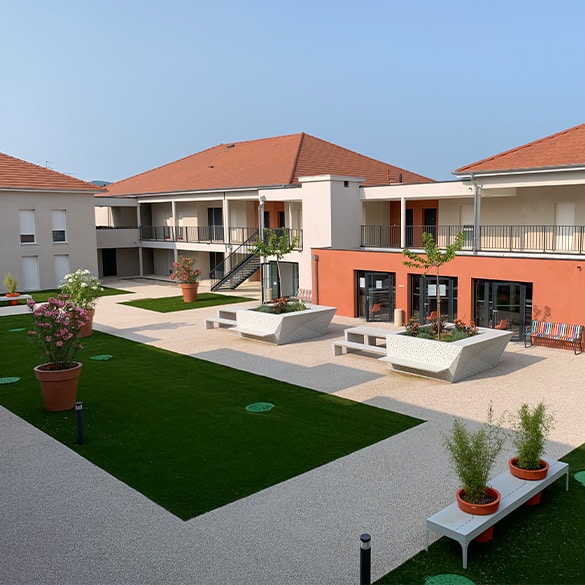 Végétalisation et mobilier pour aménager une cour