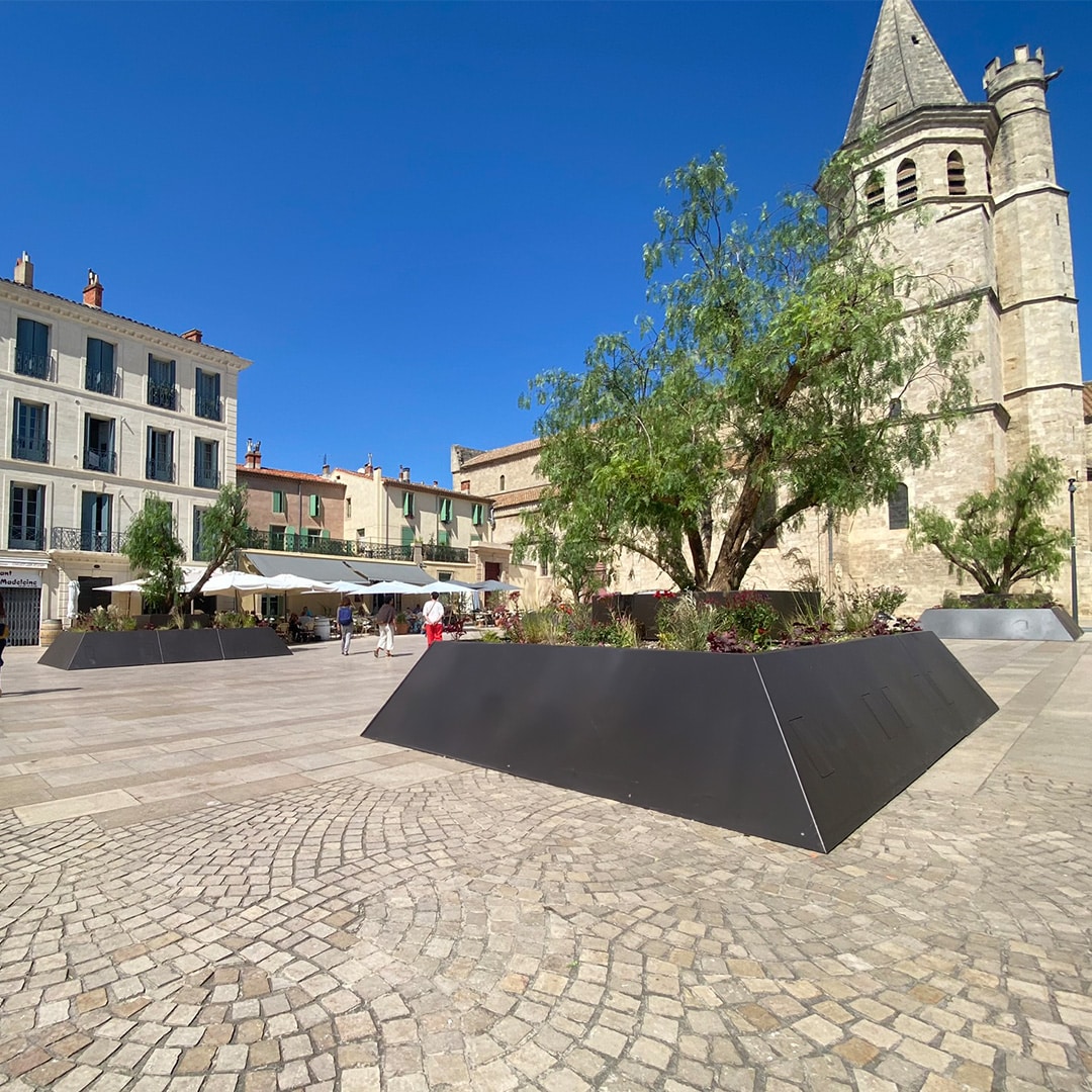 Bacs à plantes déplaçables place de la Madeleine à Béziers