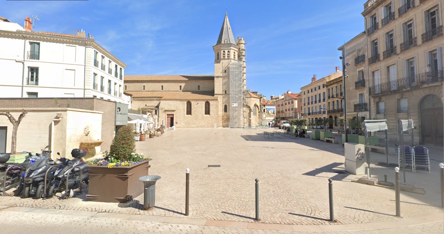 Bacs à plantes déplaçables place de la Madeleine à Béziers